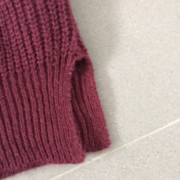 Red and white turtle neck - Picture 2 of 5